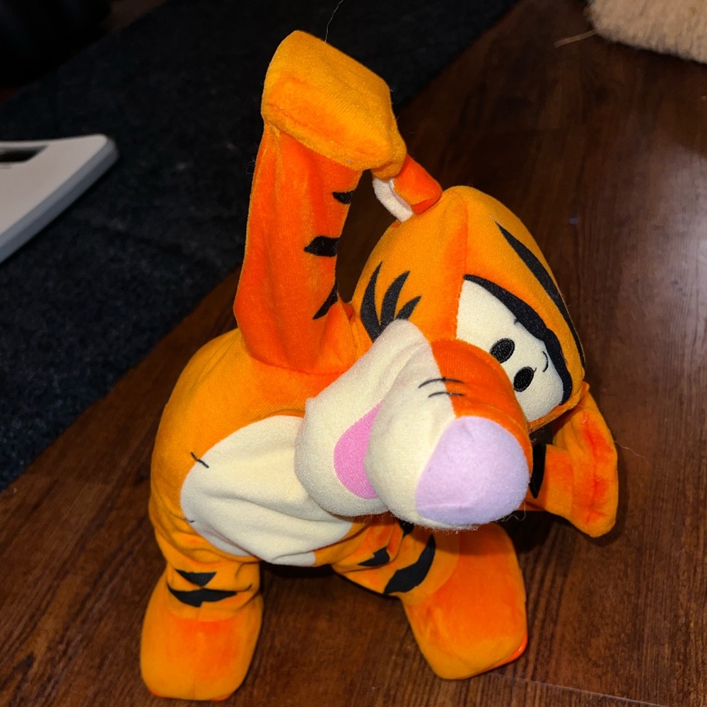 ⭐️TumbleTime Tigger Animatronic Plush Toy “12 inches 2005 Fisher Price - Picture 4 of 14